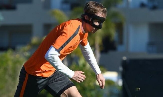 Защитник "Шахтера" тренируется в маске Зорро (фото)