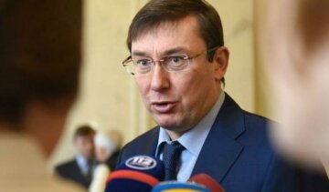 Луценко обіцяє познімати з депутатів недоторканність