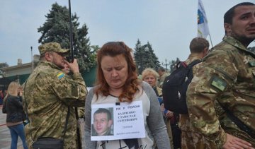 Под Радой начался митинг в поддержку военнопленных (фото)