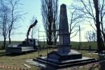 У Польщі знесли обеліск Червоній армії. Скріншот