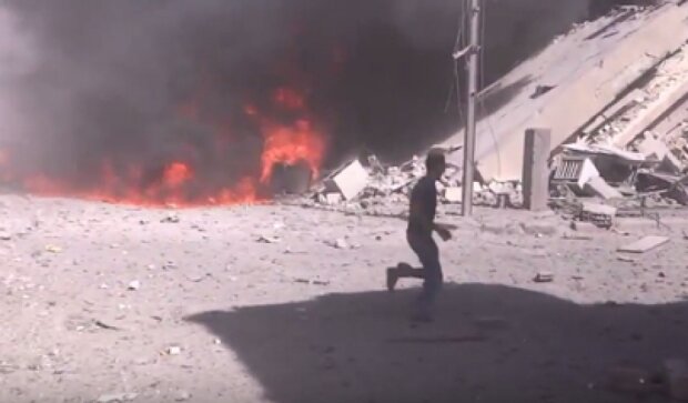 Обстрелянный российской авиацией город Сирии глазами журналистов (видео)