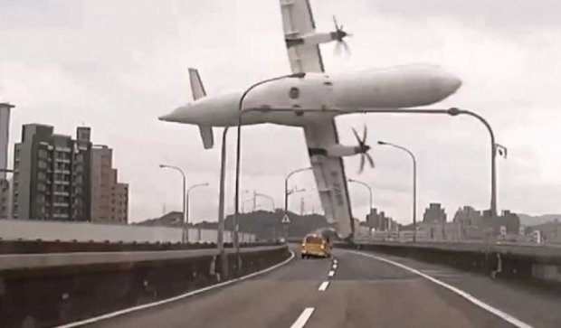 Тайванський лайнер впав через просту помилку пілота (відео)