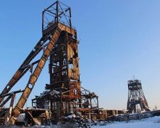 Военные показали разрушенную обстрелами шахту на Донбассе (фото)