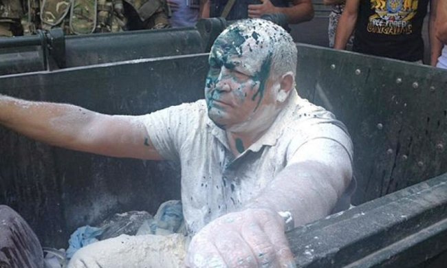 В Одессе устроили "мусорную" люстрацию чиновнику (фото)