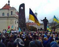 Украдено у львовян: отчаявшиеся галичане показали Зеленскому то, на что Садовый смотрит "сквозь пальцы"