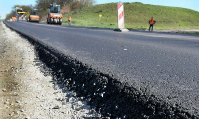 Уже страшно: Укравтодор придумал способ не ремонтировать дороги каждый год
