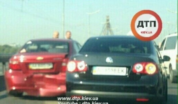 Потрійне ДТП на Московському мосту паралізувало рух автомобілів