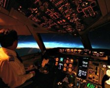 Раптово відчинилися двері: пілота лайнера застала дивна смерть