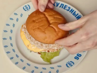 Куриный бургер, кадр из видео