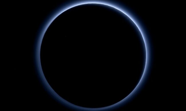 На Плутоне обнаружили голубое небо и воду (фото)