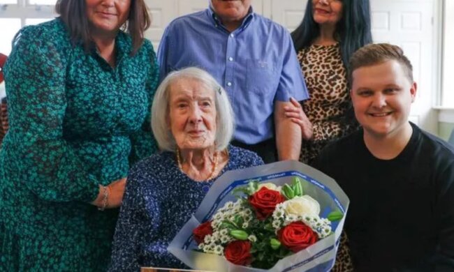 "Їм багато фастфуду і люблю випити віскі": 100-річна британка поділилася своїми секретами довголіття