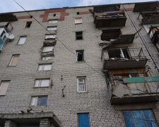 Російський бойовий вертоліт обстріляв житлову багатоповерхівку, відео