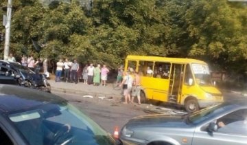 CHERRY розніс пасажирський автобус
