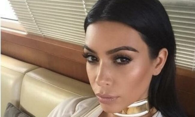 Ким Кардашьян выпустила смайлики с частями своего тела (фото)