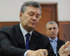 Кілограми золота і килими з доларів: силовики обшукали посіпак Януковича