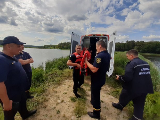 Самолет с пассажирами на борту рухнул в озеро в Киеве: медики делают все возможное