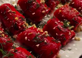 Рулетики из перца с сырной начинкой, кадр из видео