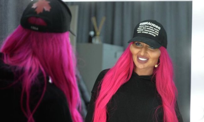 Блогерша Настя Покрищук в баре замахнулась на славу Бритни Спирс: "Разрешили лазить по стульям"