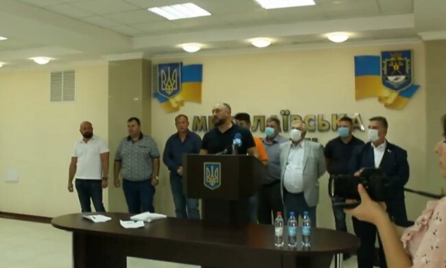 Метання яєць в Миколаєві, скріншот: YouTube