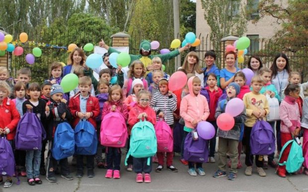 Шкільний портфелик: волонтери забезпечують дітей з найбідніших родин України