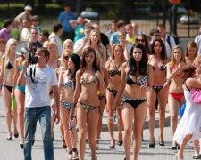 Перший день літа у Празі зустрінуть масовою мастурбацією