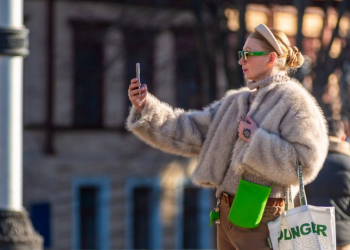 Українка, телефон, селфі, фото із соцмереж