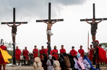 Чоловіка розіп'яли на хресті вже 35-й раз / фото: Reuters