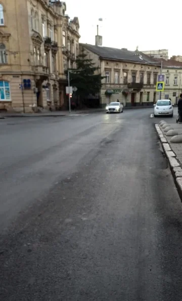 Глибокі ями на свіжоукладеному асфальті у Львові