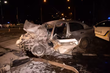 Развернуло на 180 градусов, языки пламени превратили авто на факел: ужасное ДТП в Киеве попало на видео