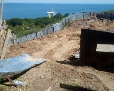 На грани катастрофы: одесская высотка уползает в море 