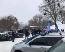 Переламані руки, внутрішні крововиливи: у Києві пікетували автомайданівці                                                             