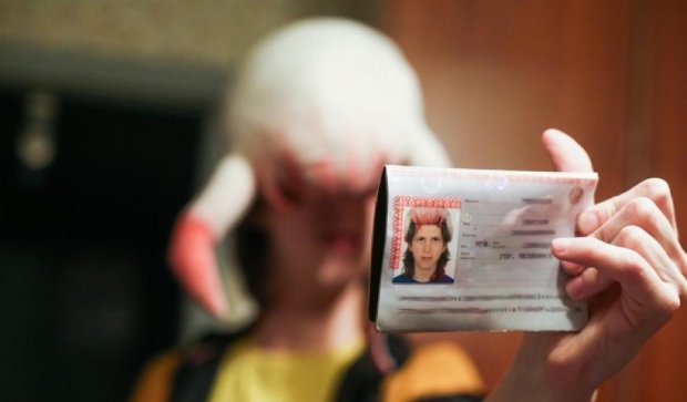 Челябінець сфотографувався на паспорт з хедкрабом на голові
