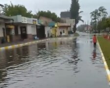 Київ пішов під воду після потужної зливи - води по коліно, не врятують навіть гумові чоботи