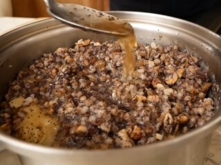 Приготовление рождественской кутьи, кадр из видео: YouTube Константин Грубич