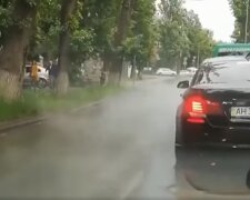 У Києві на Печерську прорвало трубу, вся вулиця в окропі - пекельна "сауна" потрапила на камеру