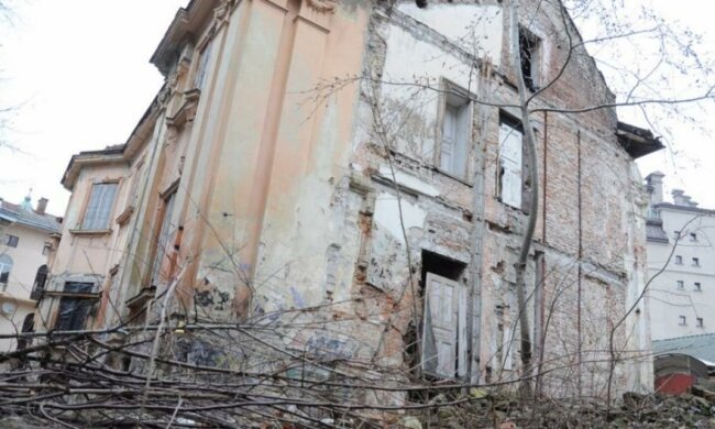 Памятник архитектуры превращается в руины посреди Львова
