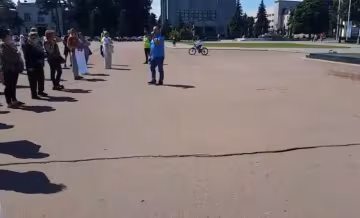 Хмельничане восстали против обучения "за компьютером": "Пустите детей в школу"