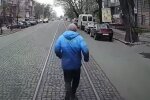 Чоловік біжить за трамваєм, кадр з відео: YouTube