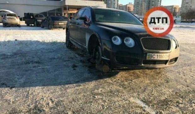 Одинокий Bentley без колес взорвал соцсети