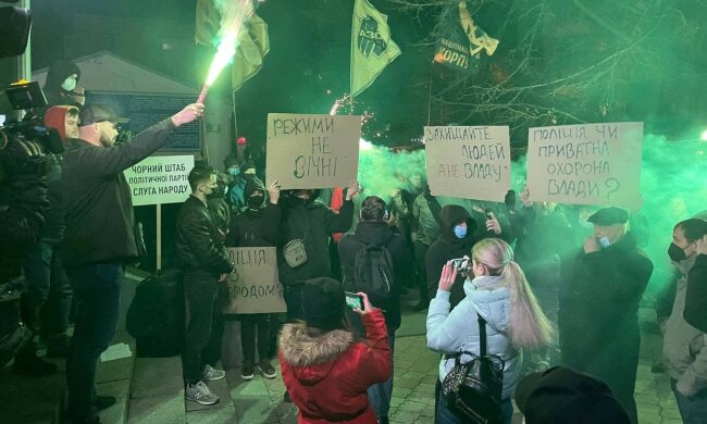 Нацкорпус устроил пикет под черкасским управлением полиции