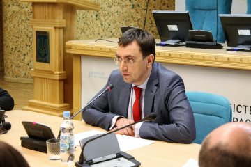 Колгоспні наїзди Омеляна на Зеленського рознесли в Facebook: "Прищавий юнак"