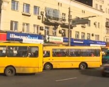 У Запоріжжі пенсіонерку ледь не розчавили в переповненій маршрутці - водій летів, як сто чортів