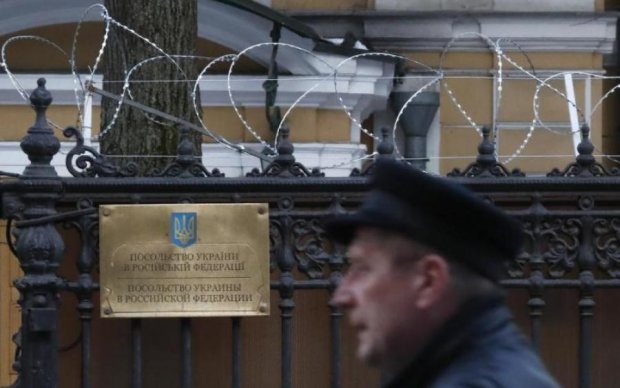 37 українських дипломатів не бажають відступати з ворожої території