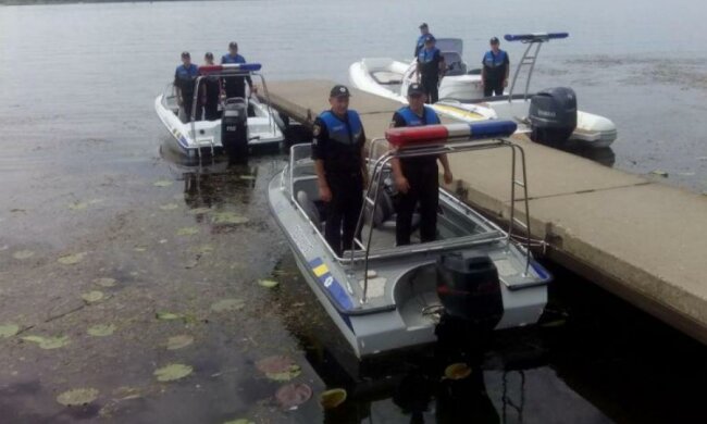 Запорізькі копи показали новітній штурмовий катер