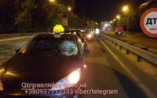 Жуткое ДТП в Киеве: пешеход спрыгнул с отбойника прямо под колеса