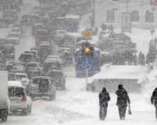 Українці в паніці через негоду: затримуються більше 30 потягів