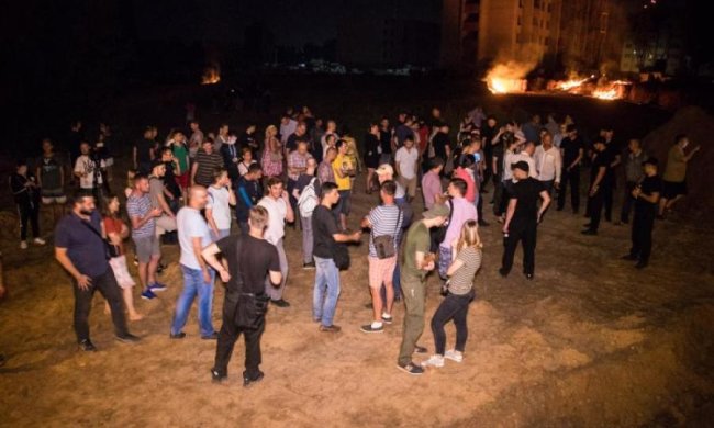 Забор сожгли, котлован засыпали, "титушек" разогнали - Кива остановил застройку парка в Вишневом