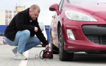 Проверка давления в колесах. Фото: скрин youtube