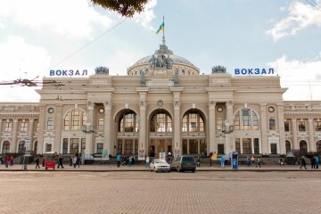 Будівля залізничного вокзалу Одеса-Головна, де підготували зали з буржуйками та укриття з касою