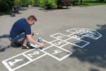 Дніпряни вдарилися в ностальгію і повернули на вулиці міста "атракціон" з дитинства — малювали в кожному дворі